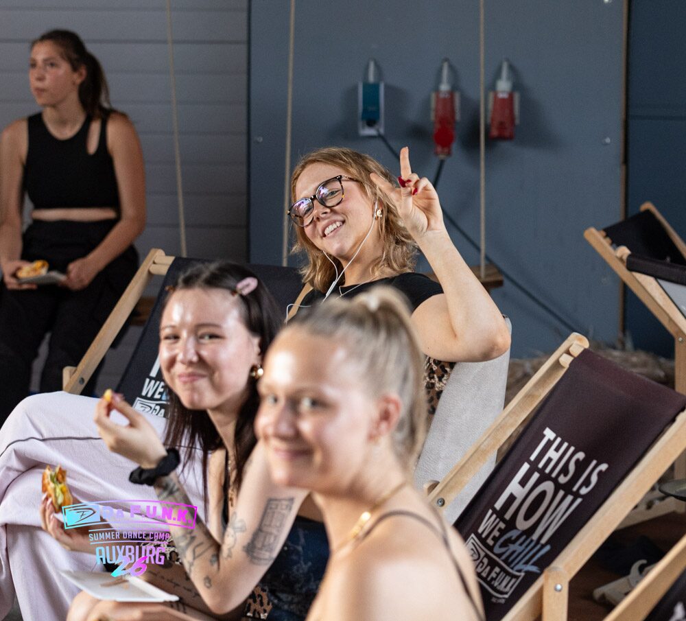 Teilnehmerinnen entspannen in Liegestühlen in der DA F.U.N.K. Chill Lounge