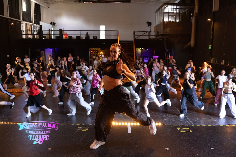 Trainerin führt einen großen Streetdance-Workshop im Saal an