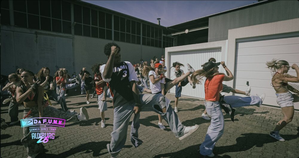 Große Tanzgruppe beim Summer Dance Camp 2026 im Hof der DA F.U.N.K. Studios in Augsburg