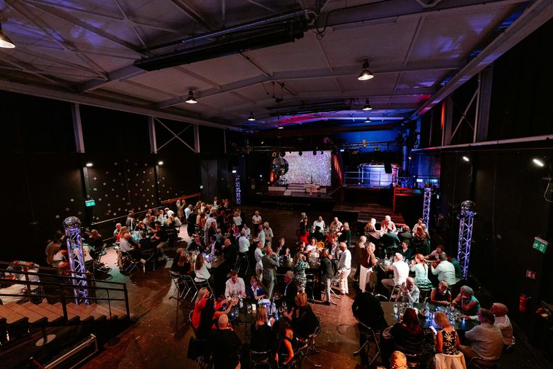Gedeckte Tische in der Eventhalle