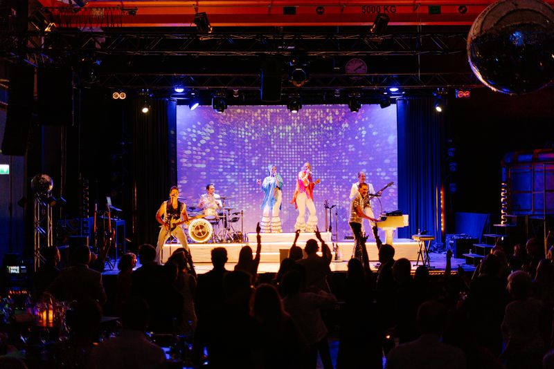 Liveband auf der Bühne, die Gäste feiern mit