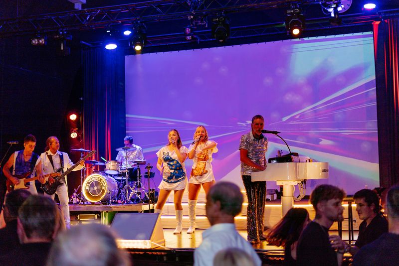 Band mit zwei Sängerinnen